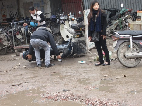 Một vụ ngã xe trên đường Trung Kính (Ảnh: Bùi Nhung) Một vụ ngã xe trên đường Trung Kính (Ảnh: Bùi Nhung)