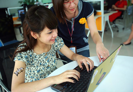 Nhiều bạn trẻ thích thú tâm sự với bạn bè trên các trang mạng xã hội, blog cá nhân nhưng lại rất khó mở lời với bố mẹ (ảnh minh họa)