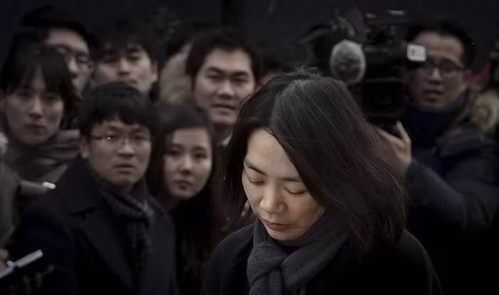 Cho Hyun Ah đã phải cúi mặt xin lỗi vì rắc rối đã gây ra. Ảnh Therakyatpost Cho Hyun Ah đã phải cúi mặt xin lỗi vì rắc rối đã gây ra. Ảnh Therakyatpost