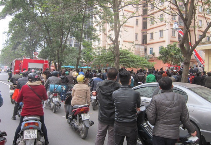 Nhiều người đi đường hiếu kỳ dừng xem sự việc. Nhiều người đi đường hiếu kỳ dừng xem sự việc.