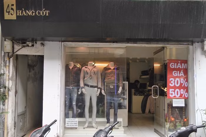 Cửa hàng quần xảy ra vụ cướp. Cửa hàng quần xảy ra vụ cướp.