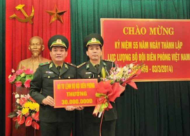 Thiếu tướng Lê Thái Ngọc - Phó Chính ủy Bộ Tư lệnh BĐBP Việt Nam trao thưởng nỏng cho Đồn BPCK Quốc tế Móng Cái.