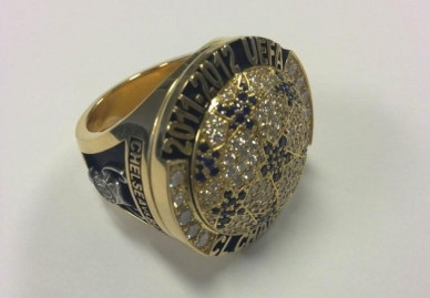 Mỗi chiếc nhẫn đều được khắc tên người nhận và hình ảnh chiếc cup C1 danh giá bên cạnh tỷ số trận chung kết kịch tính giữa The Blue và Bayern Munich mùa giải trước.