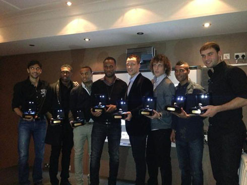 Nhân ngày gặp mặt và cũng là để ôn lại niềm vui sau khi đoạt Cup Champions League ở mùa giải trước, Drogba đích thân chủ trì một bữa tiệc để chiêu đãi các chiến hữu đã cùng mình đoạt danh hiệu cao quý nhất châu Âu. Tại đây, các cầu thủ Chelsea mỗi người được Drogba tặng một chiếc nhẫn đắt tiền.