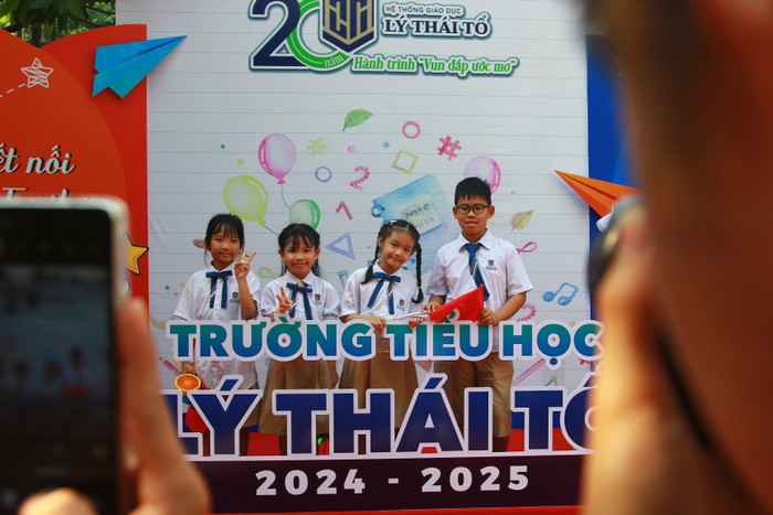 Các phụ huynh chụp cho con em bức hình lưu niệm trong năm học mới. khai-giang-nam-hoc-2024-2025-he-thong-giao-duc-ly-thai-to (16).JPG