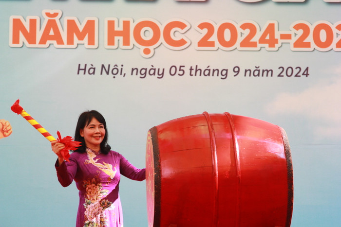 Hiệu trưởng Trường Tiểu học Lý Thái Tổ - cô Huỳnh Thị Hương đánh trống khai giảng năm học mới. khai-giang-nam-hoc-2024-2025-he-thong-giao-duc-ly-thai-to (1).JPG