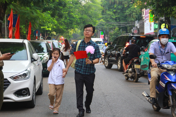 Một phụ huynh dắt con đến Trường Tiểu học Lý Thái Tổ dự lễ khai giảng. khai-giang-nam-hoc-2024-2025-he-thong-giao-duc-ly-thai-to (10).JPG