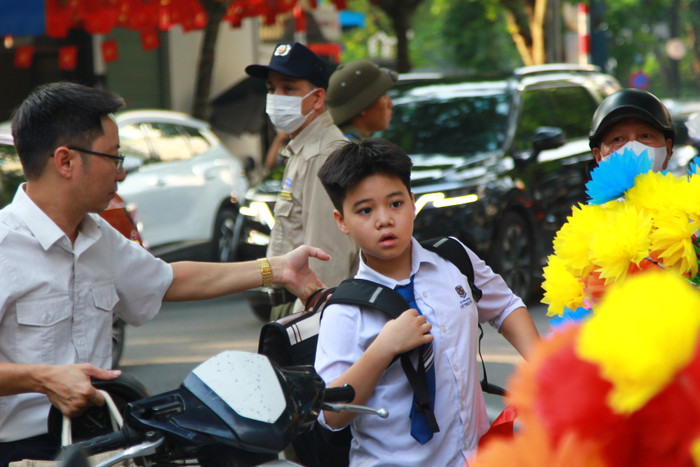 Phụ huynh đưa con đến trường xong vội đi làm. khai-giang-nam-hoc-2024-2025-he-thong-giao-duc-ly-thai-to (9).JPG