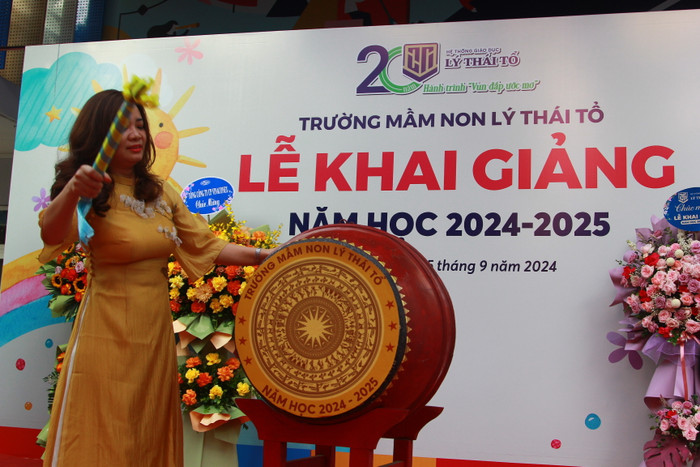 Cô Nguyễn Thị Thanh Thủy (Hiệu trưởng Trường Mầm non Lý Thái Tổ) đánh trống khai giảng năm học mới. khai-giang-nam-hoc-2024-2025-he-thong-giao-duc-ly-thai-to (6).JPG