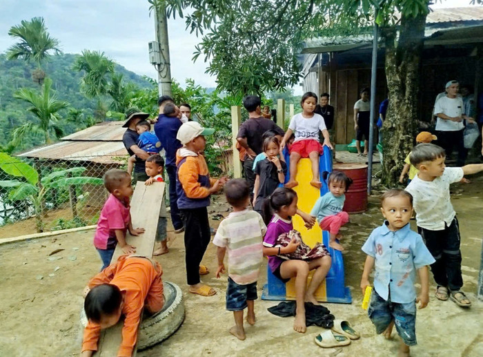 Các em học sinh tại điểm trường thôn 2, nóc ông Deo (xã Trà Dơn, Nam Trà My). Đây là địa phương vùng cao, người dân là dân tộc thiểu số, cuộc sống còn nhiều khó khăn (Ảnh: Báo Quảng Nam) hoc-sinh-nam-tra-my-quang-nam.jpg
