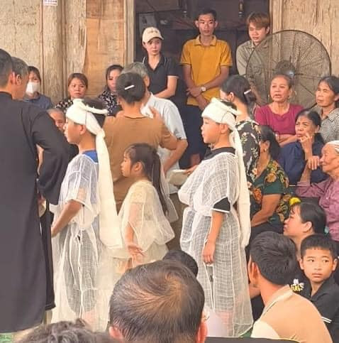 Hình ảnh 3 đứa trẻ trong đám tang bố mẹ. hoan-canh-eo-le.jpg