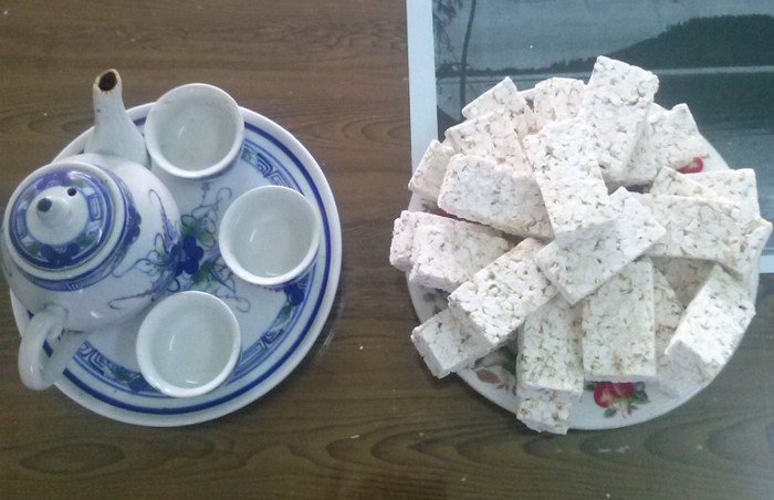 Bánh Nổ thường được thờ cúng và tiếp đãi khách trong ba ngày Tết