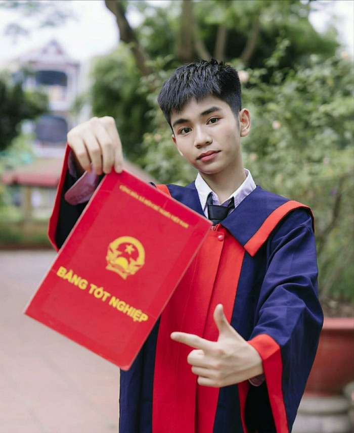 Lê Minh Hiếu - thủ khoa khối C00 kỳ thi tốt nghiệp trung học phổ thông 2023 của tỉnh Hưng Yên. Ảnh: NVCC minh hiếu (2).jpg