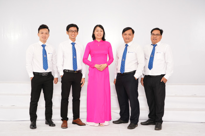 Tiến sĩ Nguyễn Vũ Anh Duy (thứ 2 từ bên phải sang) - Trưởng ngành Kỹ thuật Hệ thống Công nghiệp - Trường Đại học Nguyễn Tất Thành. Ảnh: NVCC TS Anh Duy ĐH Nguyễn Tất Thành TPHCM.JPG