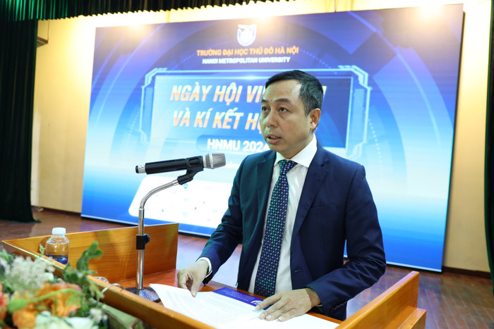 Tiến sĩ Đỗ Hồng Cường, Hiệu trưởng Trường Đại học Thủ đô Hà Nội phát biểu tại buổi lễ. đh thủ đô (2).JPG