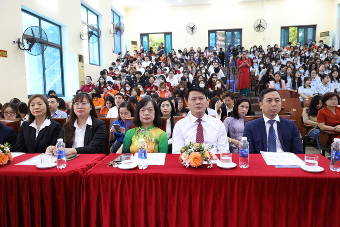 Lãnh đạo nhà trường, các đại biểu, các thầy cô giáo và các sinh viên tham dự chương trình. đh thủ đô (1).JPG