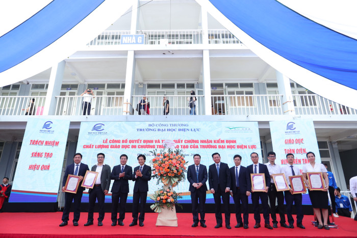 6 chương trình đào tạo của Trường Đại học Điện lực được trao chứng nhận đạt chuẩn kiểm định chất lượng. ảnh 1.JPG