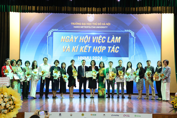 Lãnh đạo Trường Đại học Thủ đô Hà Nội tặng hoa và thư cảm ơn cho đại diện các doanh nghiệp. đh thủ đô (7).JPG