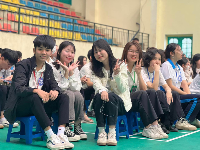 Lê Minh Hiếu cùng các bạn học tại Trường Đại học Sư phạm Hà Nội. Ảnh: NVCC minh hiếu (3).jpg