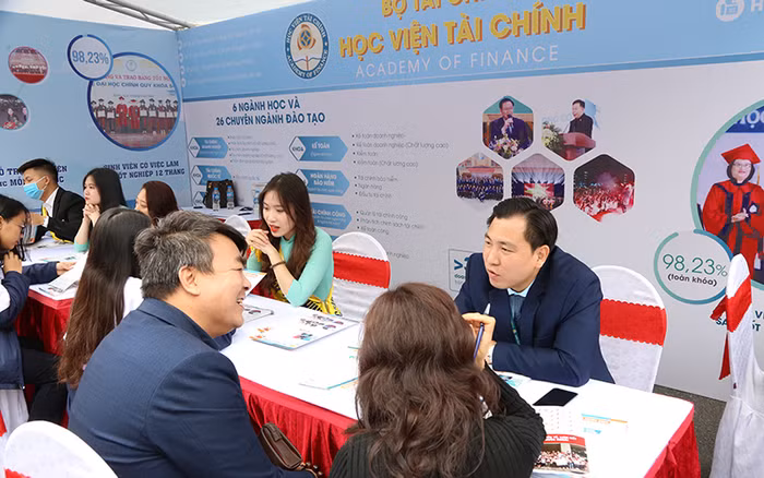hoc-vien-tai-chinh-tiep-tuc-hanh-trinh-tu-van-tuyen-sinh-nam-2021-tai-hai-phong-3.jpg