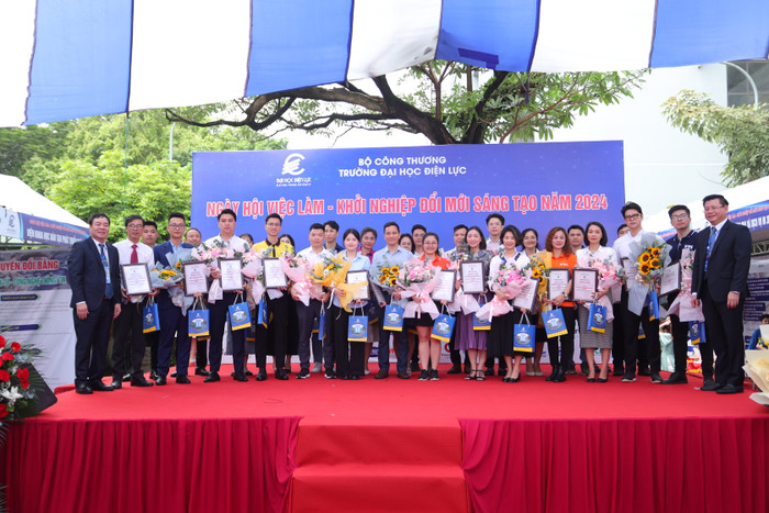 Ngày hội việc làm - Khởi nghiệp đổi mới sáng tạo năm 2024 giúp kết nối và hỗ trợ sinh viên đã tốt nghiệp tìm kiếm cơ hội việc làm tại các doanh nghiệp. Ảnh 4.JPG