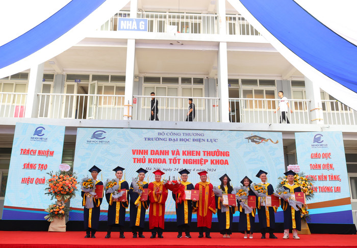 Hơn 800 tân tiến sĩ, thạc sĩ, kỹ sư và cử nhân nhận bằng tốt nghiệp lần này. Thủ khoa.JPG