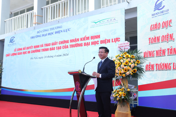 Phó giáo sư, Tiến sĩ Đinh Văn Châu chia sẻ tại buổi lễ. Ảnh 2.JPG