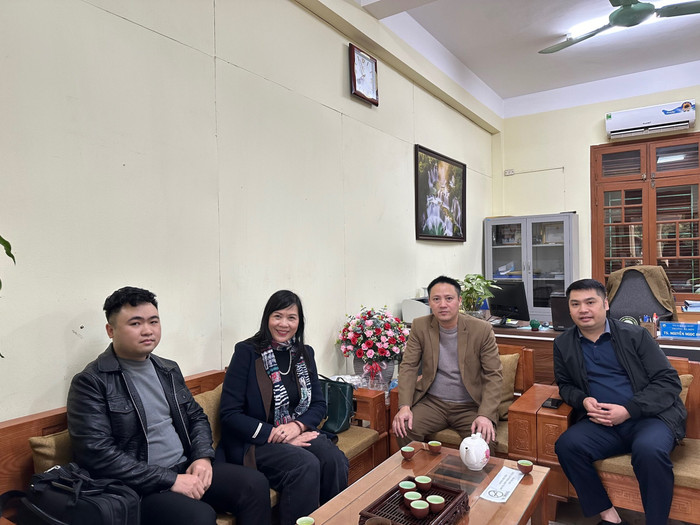 Tiến sĩ Vũ Thị Thanh Thuỷ - Trưởng khoa Quản lý đất đai, Trường Đại học Nông lâm, Đại học Thái Nguyên tiếp các doanh nghiệp đón sinh viên đi thực tập. Ảnh: NVCC 093c94bf51cfff91a6de.jpg
