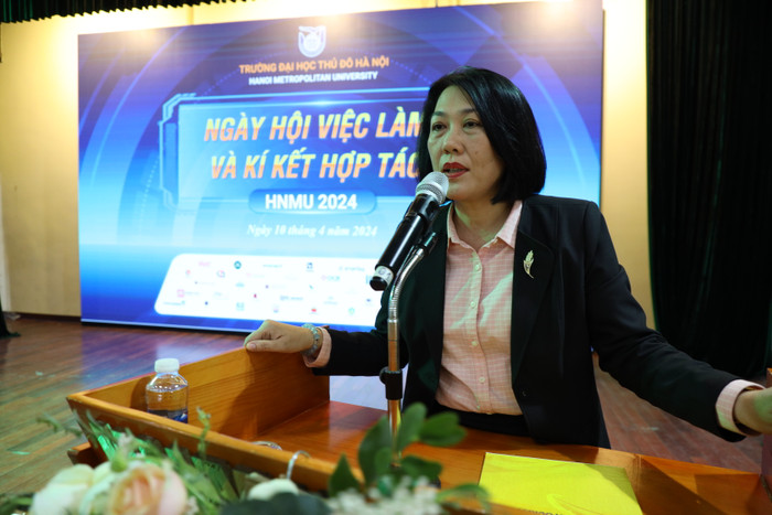 Bà Nguyễn Thị Vân, Tổng Giám đốc Tổng công ty Du lịch Hà Nội chia sẻ tại buổi lễ. đh thủ đô (8).JPG