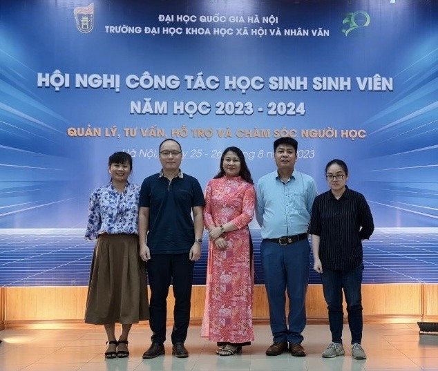 Tiến sĩ Nguyễn Vũ Hoàng (thứ 2 từ trái sang phải) tại Hội nghị Công tác học sinh sinh viên năm học 2023 - 2024. Ảnh: NVCC z5323864410518_d4e457e7dc46c3224b88e27c9cb5db1d.jpg