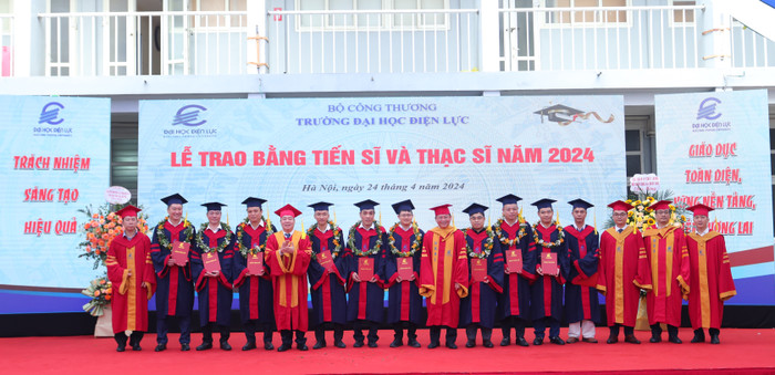 Lễ trao bằng tốt nghiệp cho các tiến sĩ và thạc sĩ trao bằng TS, Tiến sĩ.JPG