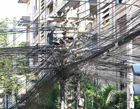 Hệ thống dây điện và cáp viễn thông tại Hà Nội (ảnh Internet) Hệ thống dây điện và cáp viễn thông tại Hà Nội (ảnh Internet)