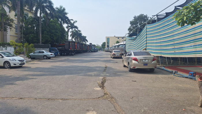 Đi qua cổng bảo vệ, ở bên phải khu dịch vụ bể bơi, tiếp đó là bãi đỗ xe tải (bên trái) và sân tập lái xe ô tô ở trong cùng. Ảnh: Nguyễn Nhất Đi qua cổng bảo vệ, ở bên phải khu dịch vụ bể bơi, tiếp đó là bãi đỗ xe tải (bên trái) và sân tập lái xe ô tô ở trong cùng. Ảnh: Nguyễn Nhất