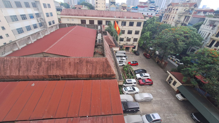 Đứng tại khu vực tòa A3 - là Ký túc xá, nơi đào tạo xuất khẩu lao động nhìn đối diện về phía bên kia là tòa nhà A2 cao 4 tầng. Đứng tại khu vực tòa A3 - là Ký túc xá, nơi đào tạo xuất khẩu lao động nhìn đối diện về phía bên kia là tòa nhà A2 cao 4 tầng.