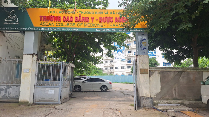 Còn tại cơ sở đào tạo của nhà trường tại giảng đường tầng 1 Trường Cao đẳng Y - Dược ASEAN, qua tìm hiểu phóng viên biết được nơi đây chỉ đào tạo liên thông từ trung cấp, cao đẳng lên đại học, đại học sang đại học và ở đây chỉ đào tạo thông qua học online qua phần mềm Zoom. Giảng đường của Trường Cao đẳng Y dược ASEAN là để sinh viên đến thực hành và làm bài thi. Còn tại cơ sở đào tạo của nhà trường tại giảng đường tầng 1 Trường Cao đẳng Y - Dược ASEAN, qua tìm hiểu phóng viên biết được nơi đây chỉ đào tạo liên thông từ trung cấp, cao đẳng lên đại học, đại học sang đại học và ở đây chỉ đào tạo thông qua học online qua phần mềm Zoom. Giảng đường của Trường Cao đẳng Y dược ASEAN là để sinh viên đến thực hành và làm bài thi.