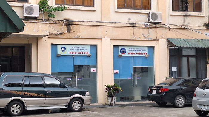 Dưới tầng 1 của tòa nhà A3, Trường Cán bộ Hội Nông dân Việt Nam là phòng tuyển sinh của Trường Đại học Quốc tế Bắc Hà. Theo như nhân viên tư vấn tuyển sinh, nhà trường đào tạo tại tầng 3, tầng 4 của tòa nhà A2. Dưới tầng 1 của tòa nhà A3, Trường Cán bộ Hội Nông dân Việt Nam là phòng tuyển sinh của Trường Đại học Quốc tế Bắc Hà. Theo như nhân viên tư vấn tuyển sinh, nhà trường đào tạo tại tầng 3, tầng 4 của tòa nhà A2.