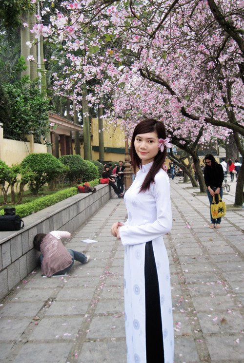 Ai cũng mong sau khi ra trường, mình sẽ có một chỗ đứng trong lòng Thủ đô Hà Nội, sẽ được sống và làm việc ở đây. Ở Hà Nội, cơ hội nhiều hơn, mức lương cao hơn...Nhưng đối với tôi, những điều đó không hấp dẫn. Hấp dẫn với tôi, là dân tộc mình, miền núi vùng sâu vùng xa, đang thiếu đủ thứ. Đó chẳng phải là đề tài đáng được quan tâm lắm sao. Ai cũng mong sau khi ra trường, mình sẽ có một chỗ đứng trong lòng Thủ đô Hà Nội, sẽ được sống và làm việc ở đây. Ở Hà Nội, cơ hội nhiều hơn, mức lương cao hơn...Nhưng đối với tôi, những điều đó không hấp dẫn. Hấp dẫn với tôi, là dân tộc mình, miền núi vùng sâu vùng xa, đang thiếu đủ thứ. Đó chẳng phải là đề tài đáng được quan tâm lắm sao.