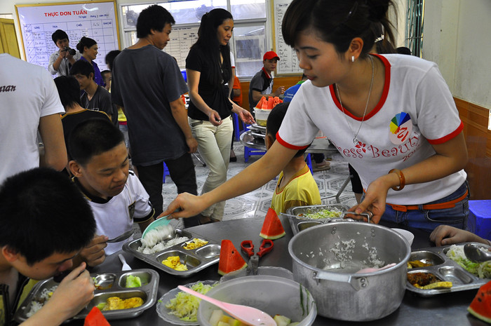 Các em nhỏ vui vẻ trong bữa ăn Các em nhỏ vui vẻ trong bữa ăn