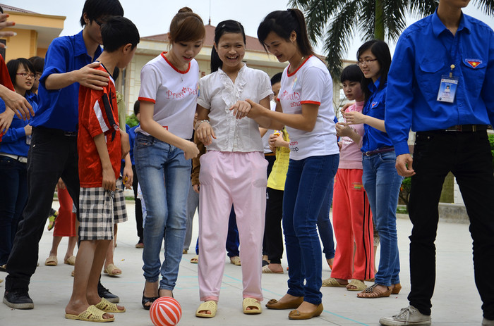 Thí sinh cùng các em chơi trò chơi Thí sinh cùng các em chơi trò chơi