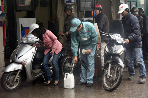 Nên thu phí giao thông qua xăng dầu Nên thu phí giao thông qua xăng dầu