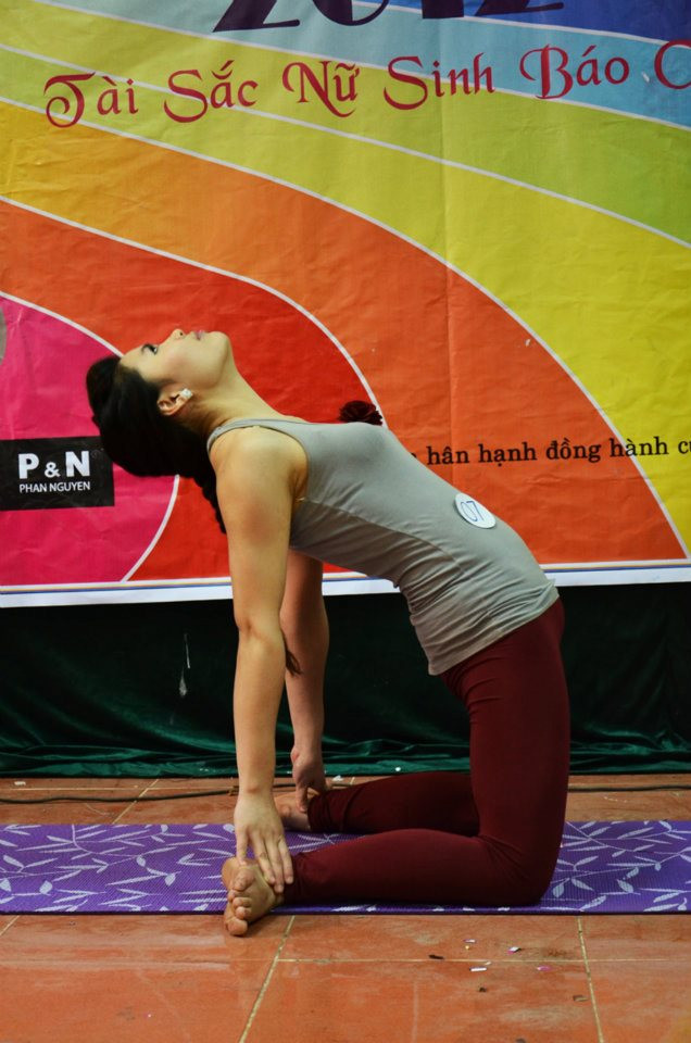 Bế Diệu Hoa với màn yoga ấn tượng