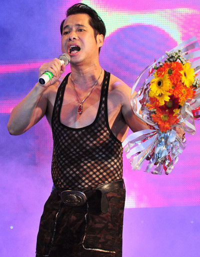 Ngọc Sơn Ca sĩ Ngọc Sơn trước giờ vẫn là một trong những người tai tiếng nhất trong giới giải trí. Còn nhờ Ngọc Sơn đã từng ầm ý một thời với hàng loạt scandal: lộng ngôn, chat sex, ảnh nude. Cho đến thời điềm hiện tại anh vẫn giữ nguyên phong cách phản cảm của mình. Mới đây nhất, Nam ca sĩ này lại diện áo lưới khoe body trong một đêm nhạc tại TPHCM hổi tháng 2 vừa qua.