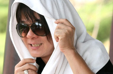 Vũ Hà: Vũ Hà cũng là ca sĩ nổi đình nổi đám nhờ một loạt các thảm họa nhạc nhảy “Người Tình Miyahee”, “Um Si La Bum”, “Rắc rối tình yêu”. Với một giọng hát cùng phong cách õng ẹo thiếu nam tính. Vũ Hà được các “fan” trân trọng gọi bằng nghệ danh “Thím Hà”.