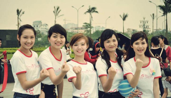 Thùy Linh (phải) và Trần Thị Phượng (trái) đã xuất sắc giành chiến thắng ở phần thi thứ 2 Thùy Linh (phải) và Trần Thị Phượng (trái) đã xuất sắc giành chiến thắng ở phần thi thứ 2