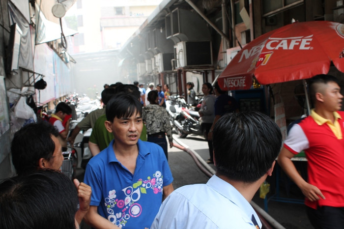 Đám cháy xảy ra cạnh bãi giữ xe của siêu thị, khiến nhiều người hoảng loạn dắt xe bỏ chạy