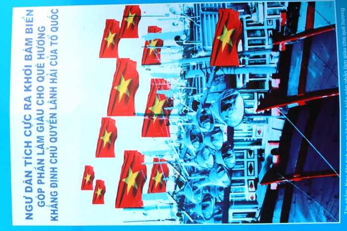 Tác phẩm: "Ngư dân tích cự ra khơi bám biển góp phần làm giàu cho quê hương, khẳng định chủ quyền lãnh hải của Tổ quốc" của tác giả Lê Thuận Long.