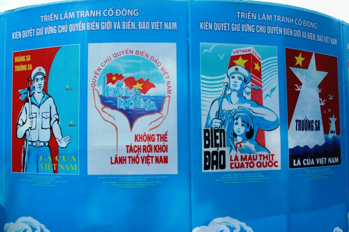 Các bức tranh cổ động được trưng bày trong khuôn viên 23/9 (quận 1, TP.HCM) nhằm thu hút người dân, khách du lịch nước ngoài đến tham quan.