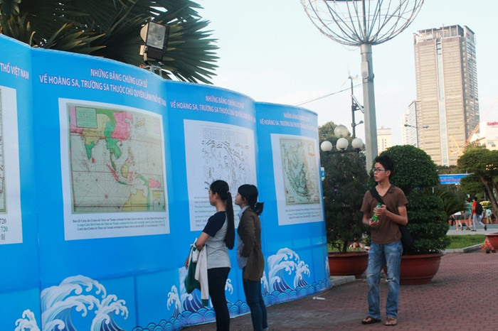 Triển lãm thu hút người dân đến xem từ nhiều thế hệ