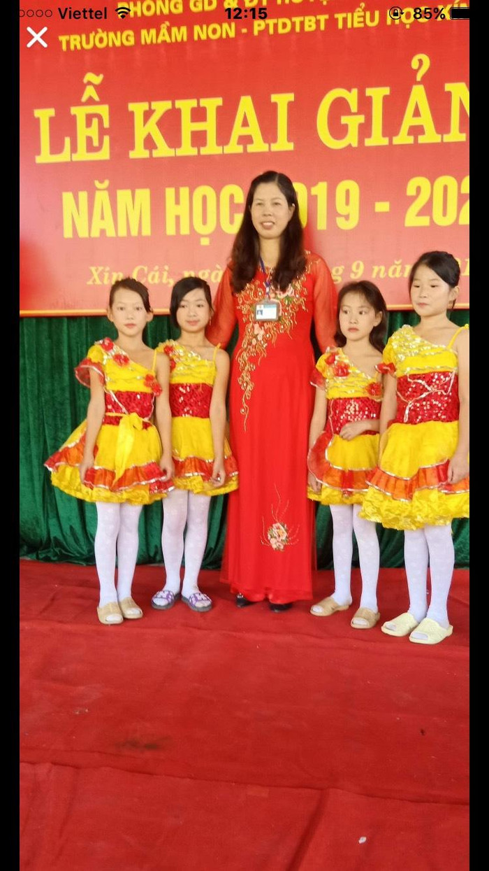 Cô Ý chụp ảnh cùng học sinh trong buổi khai giảng năm học. (Ảnh: NVCC) Cô Ý chụp ảnh cùng học sinh trong buổi khai giảng năm học. (Ảnh: NVCC)