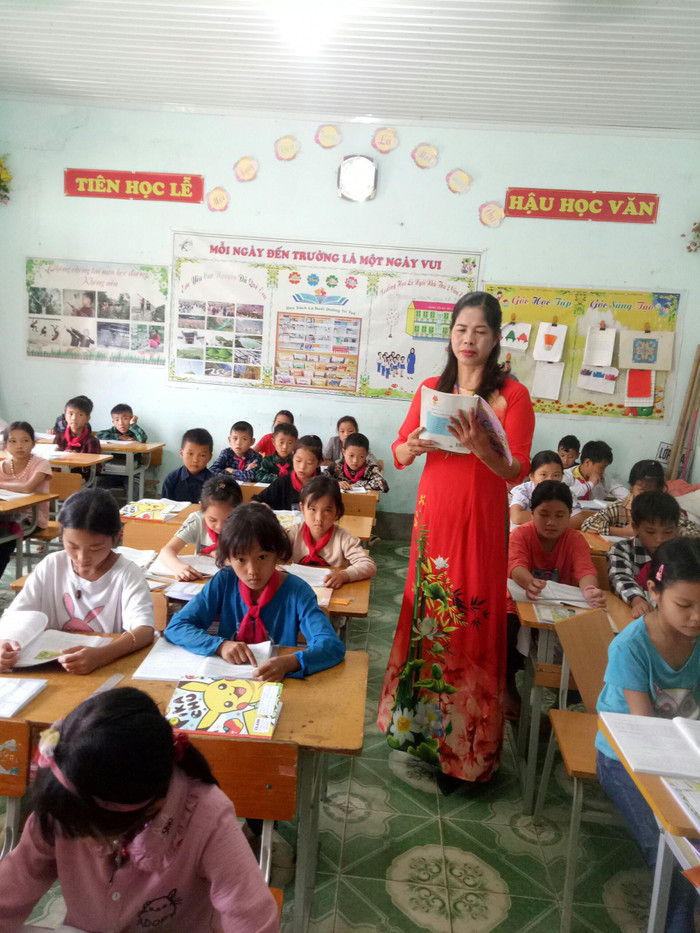 Cô Vũ Thị Ý cho hay, để vận động được các em học sinh đến trường là một chặng đường đầy gian nan. (Ảnh: NVCC) Cô Vũ Thị Ý cho hay, để vận động được các em học sinh đến trường là một chặng đường đầy gian nan. (Ảnh: NVCC)